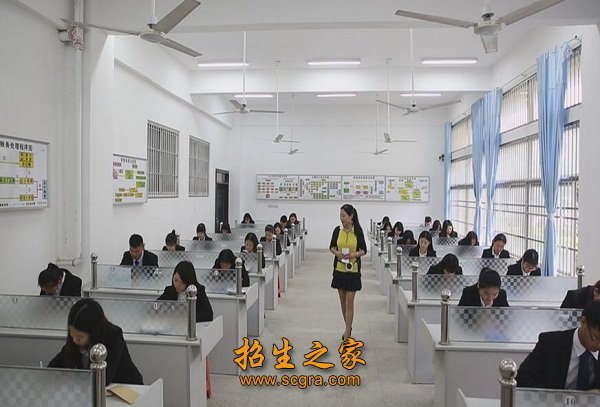 宽敞明亮的教室
