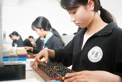 成都市华商理工学校银行会计专业